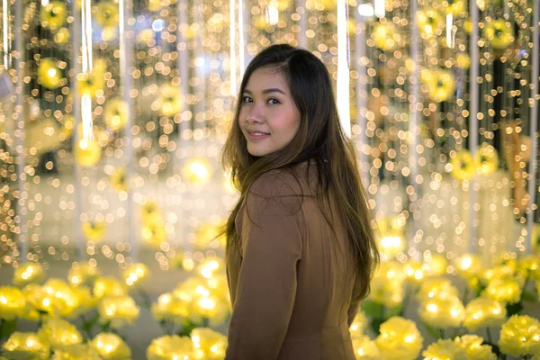 Portret van Aziatische vrouw, buiten in de nacht — Stockfoto