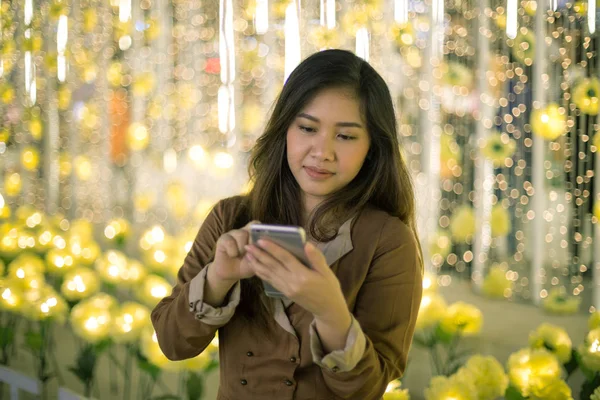 室外肖像的年轻亚洲美女 — 图库照片