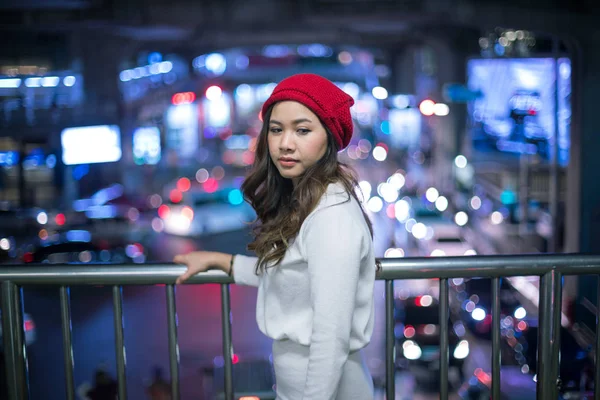 Solitaire asiatique femme, en plein air dans la nuit — Photo
