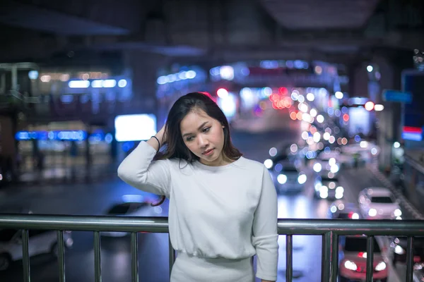 Solitário asiático mulher, ao ar livre na noite — Fotografia de Stock