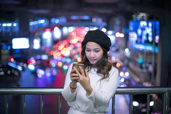 Außenporträt der schönen jungen asiatischen Frau — Stockfoto