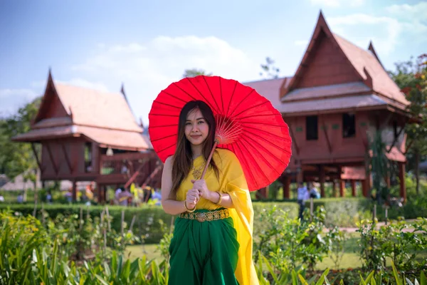 Thai frau dressing mit traditionellem stil — Stockfoto
