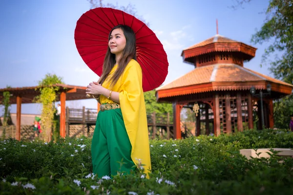 Thaise vrouw dressing met traditionele stijl — Stockfoto