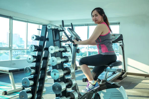 Mulher fazendo esporte no ginásio para fitness — Fotografia de Stock