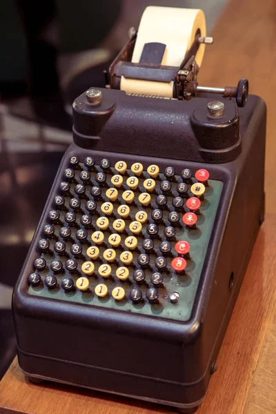 Старий стиль письмовий стіл старовинний калькулятор — стокове фото