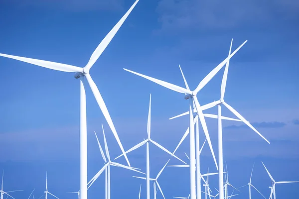 Primer plano de las turbinas eólicas en el cielo azul —  Fotos de Stock