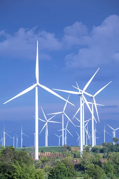 Bliska turbin wiatrowych w błękitne niebo — Zdjęcie stockowe
