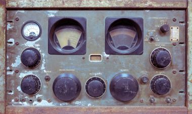 Eski model radyo.