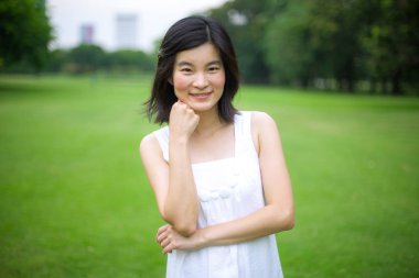 Yeşil çimenlikteki genç kadın