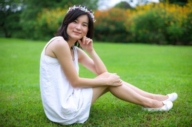 Bir taç çiçek olan kadın