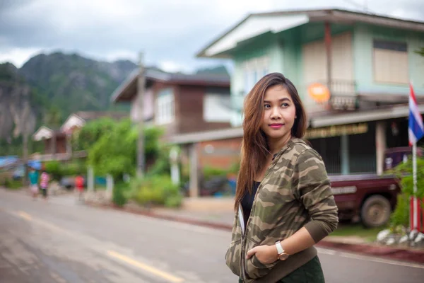 Retrato de hermosa mujer joven asiática cerca de la carretera — Foto de Stock