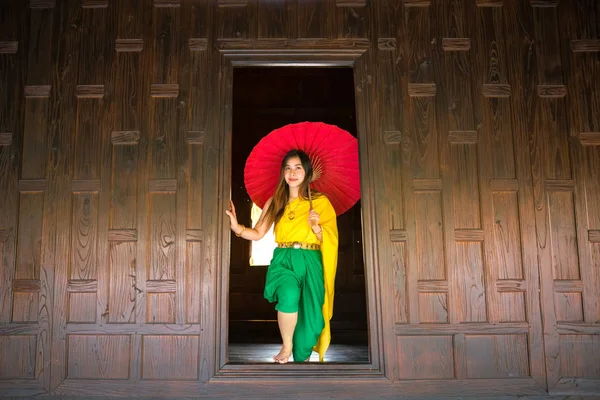 Donna tailandese vestirsi con stile tradizionale — Foto Stock
