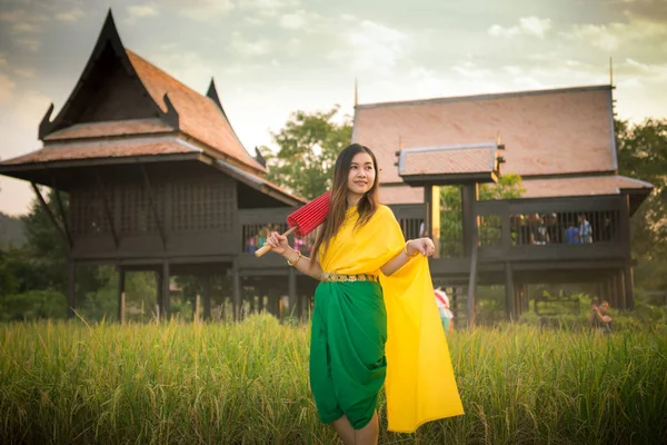 Mujer tailandesa vestirse con estilo tradicional —  Fotos de Stock