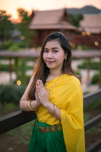 Thaise vrouw dressing met traditionele stijl — Stockfoto