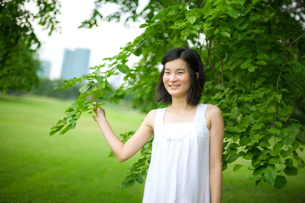 Jonge vrouw in groen gras — Stockfoto