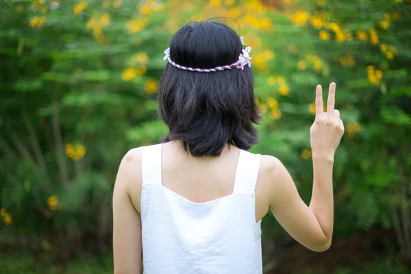 Mujer joven con signos de paz — Foto de Stock