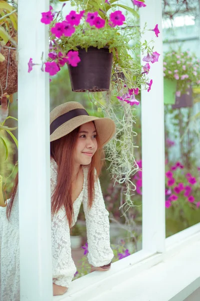 Krásná mladá asijská žena těší čerstvosti — Stock fotografie