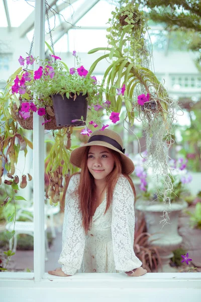 Hermosa joven asiática mujer disfrutando de la frescura —  Fotos de Stock