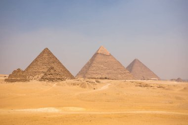 Mavi gökyüzü ile büyük piramit