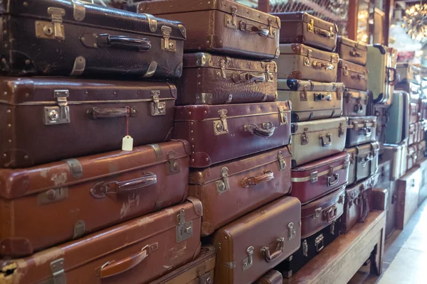 Vieilles valises en cuir battu vintage — Photo