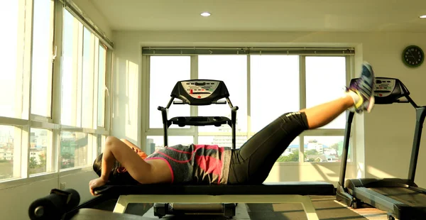 Atleta mulher se exercitando no clube de fitness . — Fotografia de Stock