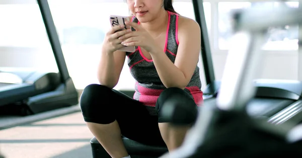 Jovem mulher asiática com telefone móvel — Fotografia de Stock