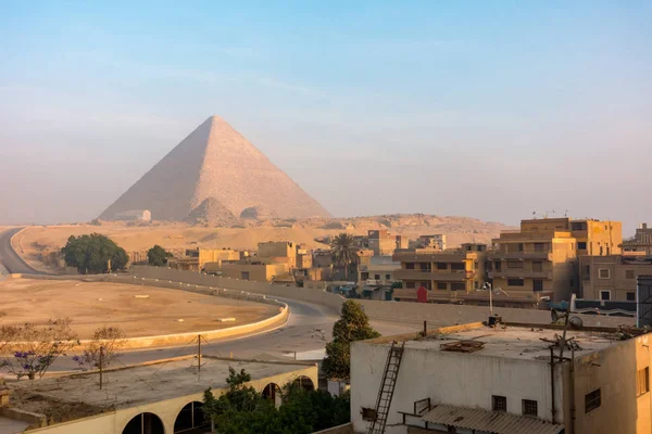 Die große Pyramide mit blauem Himmel — Stockfoto