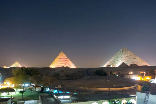 Die große Pyramide in der Nacht — Stockfoto