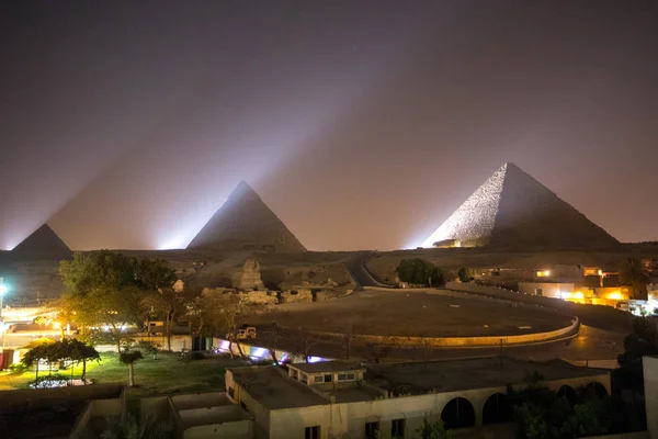 De grote pyramide 's nachts — Stockfoto