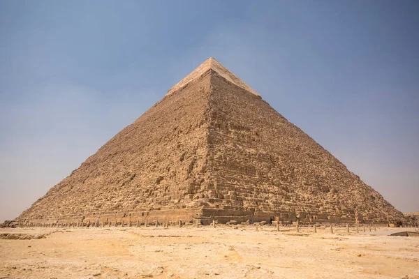 A grande pirâmide com céu azul — Fotografia de Stock