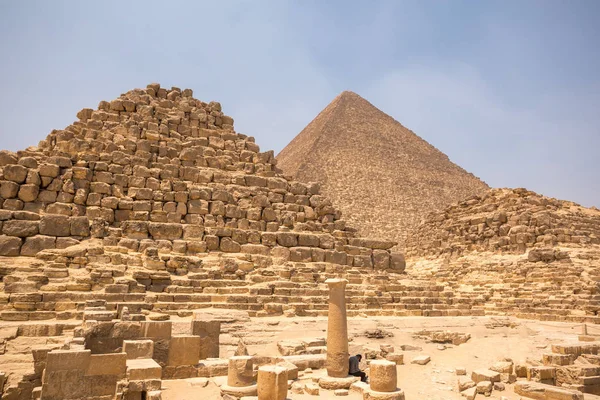 Die große Pyramide mit blauem Himmel — Stockfoto
