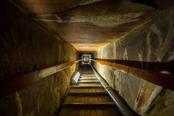 Schodiště z hrobky v centru pyramida — Stock fotografie