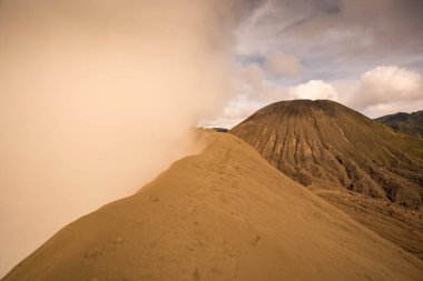 Doğu Java, Endonezya gündoğumu sırasında Mount Bromo yanardağ.