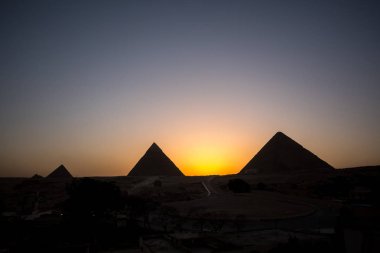 Günbatımı üzerinde büyük piramit