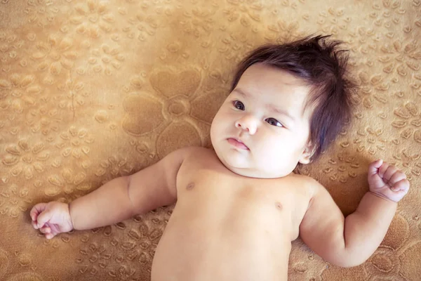 Азиатский ребенок в спальне — стоковое фото