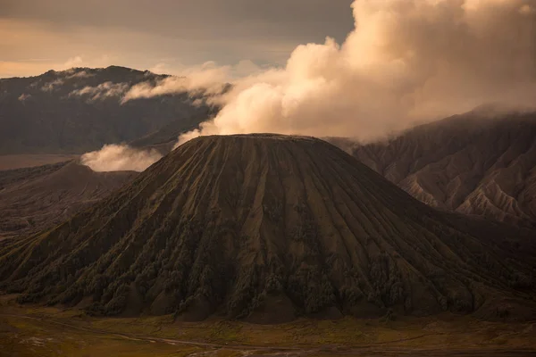 Vulcão Mount Bromo durante o nascer do sol em Java Oriental, Indonésia . — Fotografia de Stock