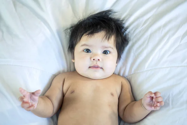 Asiatiska baby i sovrummet — Stockfoto