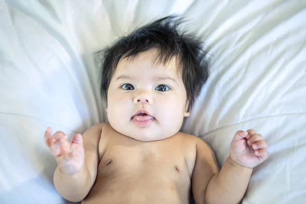 Asiática bebé en el dormitorio —  Fotos de Stock