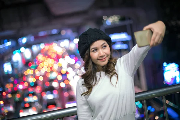Ασιατικές γυναίκα λήψη selfie και χαρούμενο χαμόγελο — Φωτογραφία Αρχείου