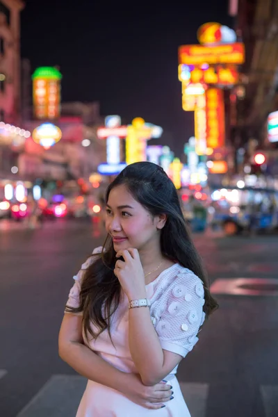 Mulher asiática, ao ar livre à noite — Fotografia de Stock