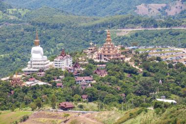 WAT Pha Sorn Kaew Khao Kho içinde