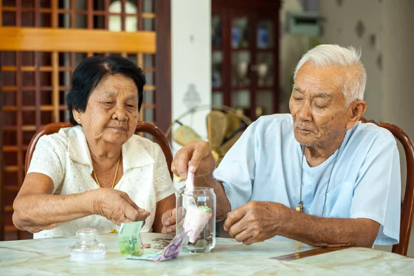 Senior-Ehepaar beim Geldzählen — Stockfoto