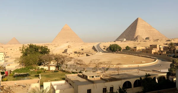 Die große Pyramide mit blauem Himmel — Stockfoto