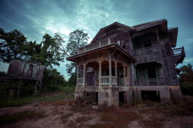 terk edilmiş eski bir ev