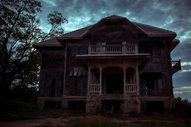 terk edilmiş eski bir ev