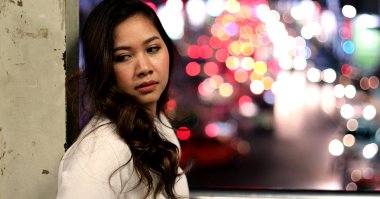 Yalnız Asyalı kadın, gece açık