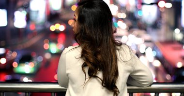 Yalnız Asyalı kadın, gece açık