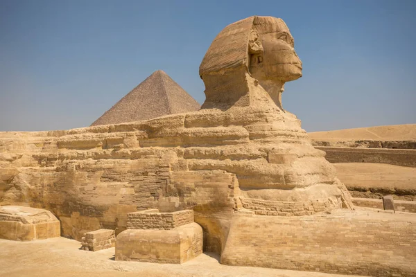 Sphinx en grote piramides — Stockfoto