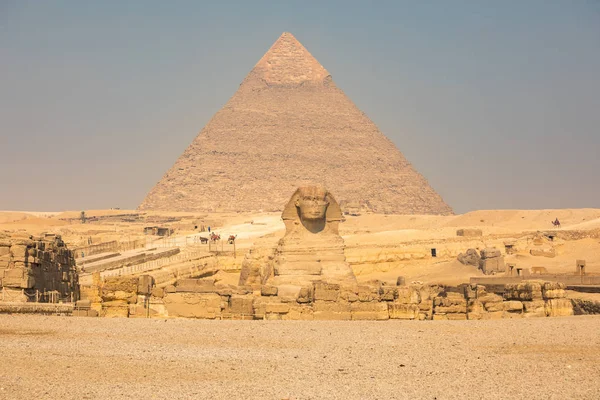 Sphinx and great pyramids — Stock Photo, Image