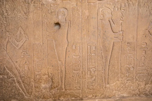 Dibujos y pinturas en las paredes de la antigua temperatura egipcia — Foto de Stock